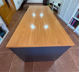 Scrivania in legno con cassetti