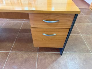 Scrivania in legno con cassetti