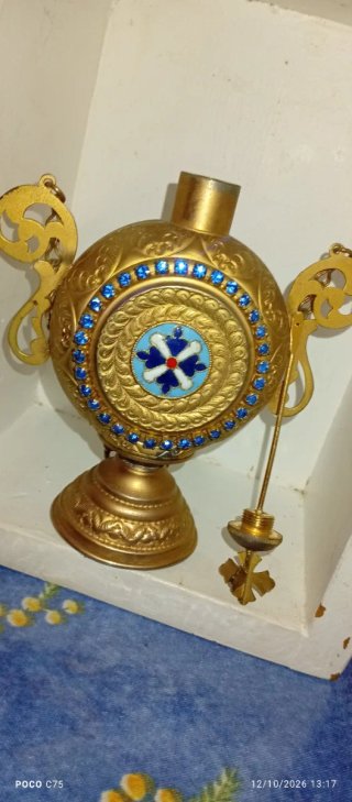 Frasco de perfume antiguo dorado con piedras azule