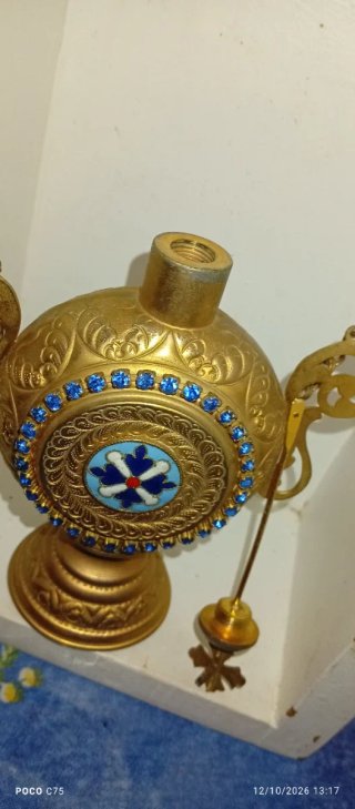 Frasco de perfume antiguo dorado con piedras azule