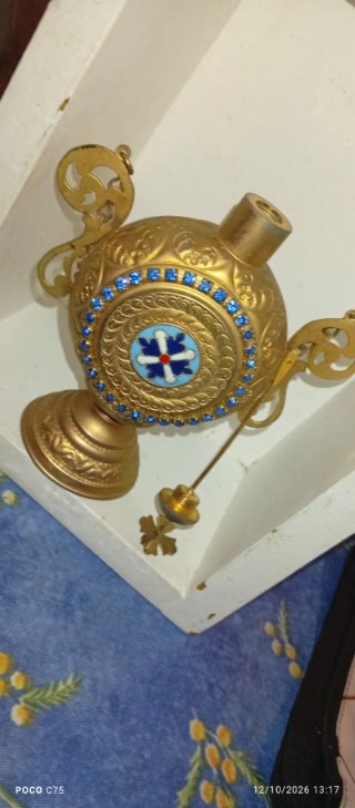 Frasco de perfume antiguo dorado con piedras azule