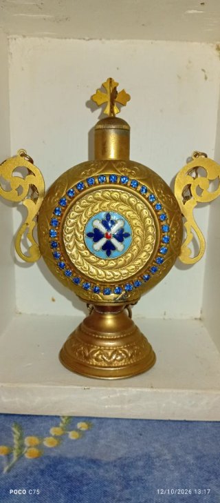 Frasco de perfume antiguo dorado con piedras azule