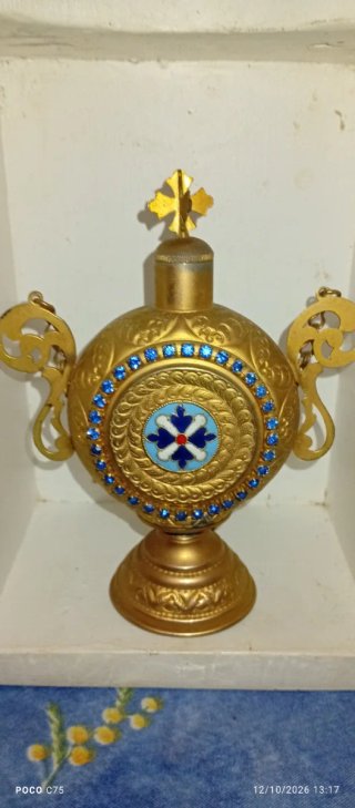 Frasco de perfume antiguo dorado con piedras azule
