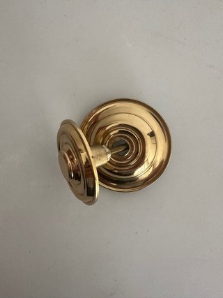 Pomo de puerta clásico en latón dorado