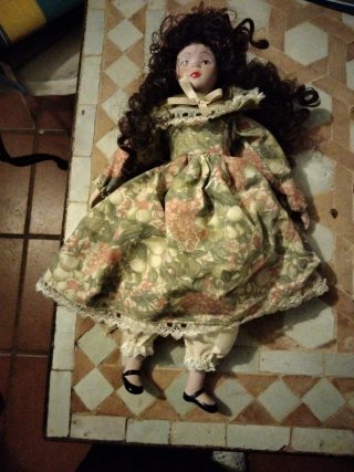 Muñeca de Porcelana con Vestido Estampado