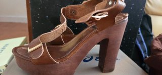 Sandalias de tacón marrones