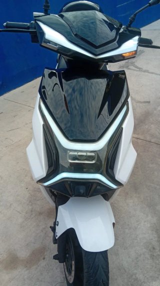 Moto Eléctrica Scooter 50cc Negra y Blanca