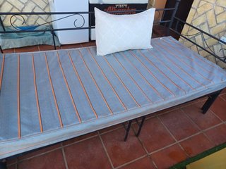 Sofá cama de hierro gris y naranja