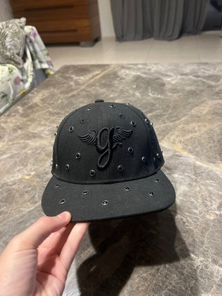 Cappello nero con borchie