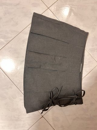Falda corta de tablas gris