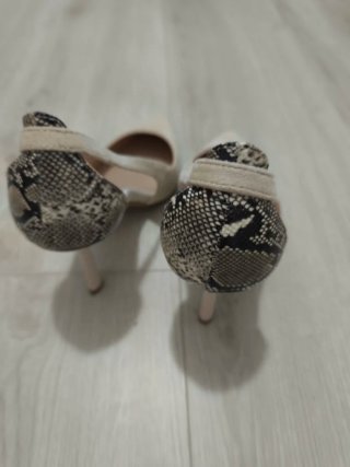 Zapatos beige tacón estampado serpiente