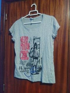 Camiseta gris con estampado METROPOLITAN CHIC