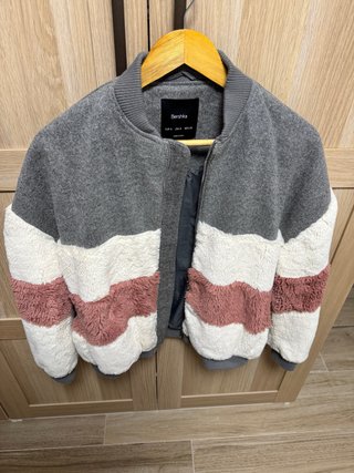 Chaqueta Bershka borreguito gris y rosa