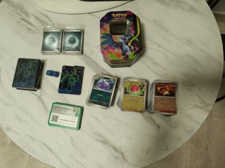 Lata Pokémon Charizard, fundas, cartas