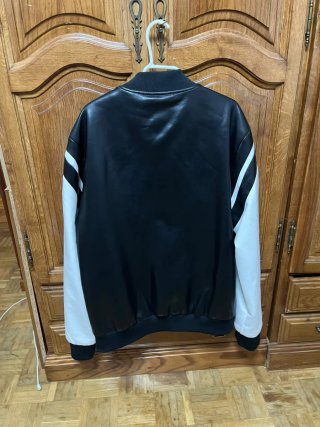 Chaqueta estilo béisbol negra y blanca