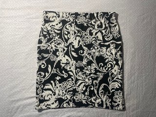 Falda estampada por encima de la rodilla