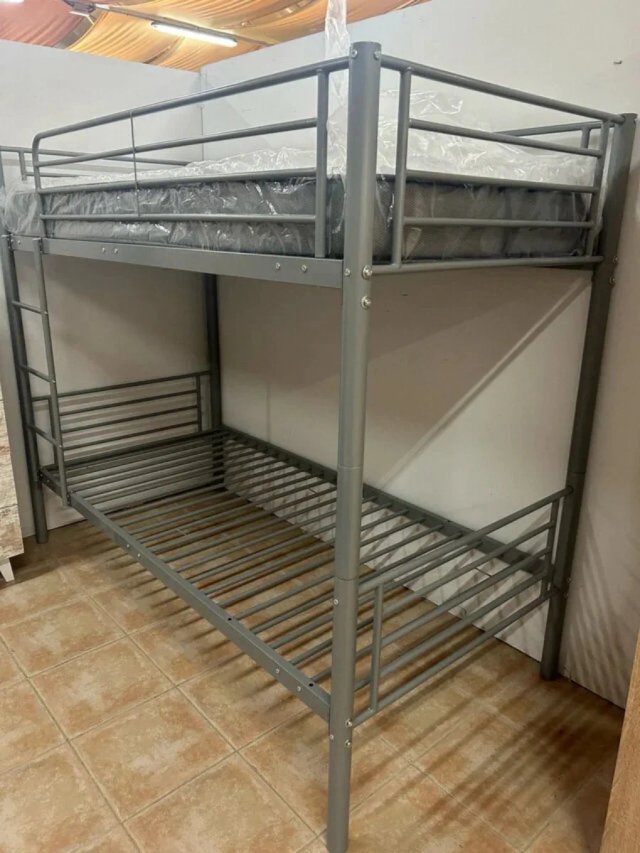 Litera LITERA LITERA con struttura metallica, ideale per camere giovanili, appartamenti o seconde case