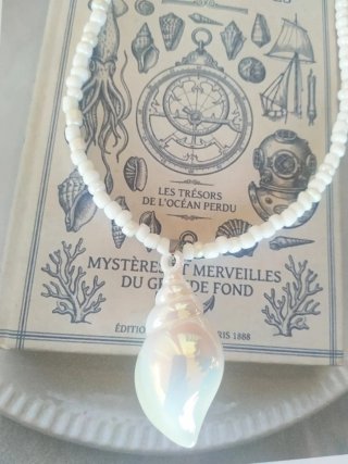 Collar de perlas con dije de caracola