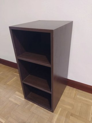 Estantería de madera marrón