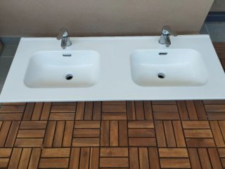 Lavabo de doble seno con grifería