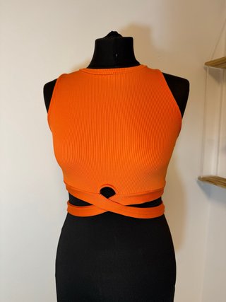 Top naranja con lazada