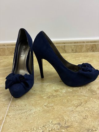 Zapatos de tacón azul marino con lazo