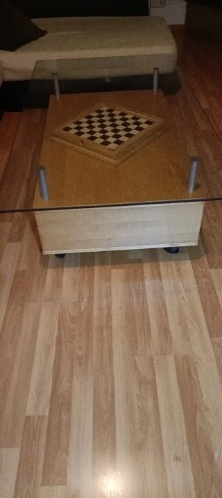 Mesa de centro de madera y cristal con ruedas
