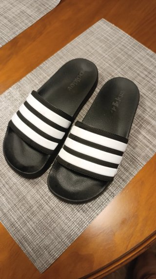 Chanclas Adidas Negras con Rayas Blancas. Talla 39