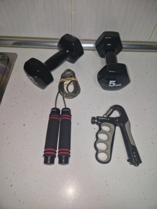 2 MANCUERNAS 5KG + COMBA + PINZA FUERZA