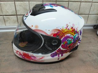 Casco infantil con diseño colorido