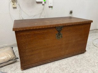 Baúl de madera tallada