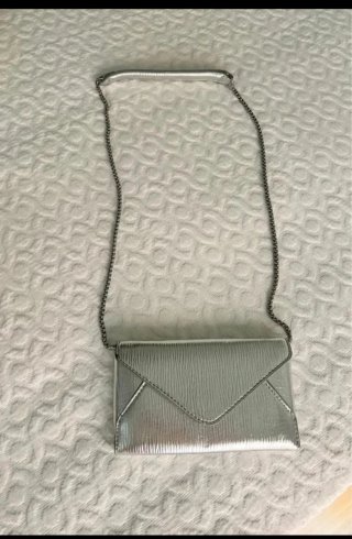 Bolso plateado Zara con cadena