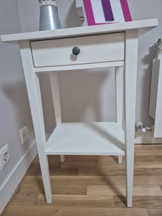 Mesilla de noche IKEA blanca.