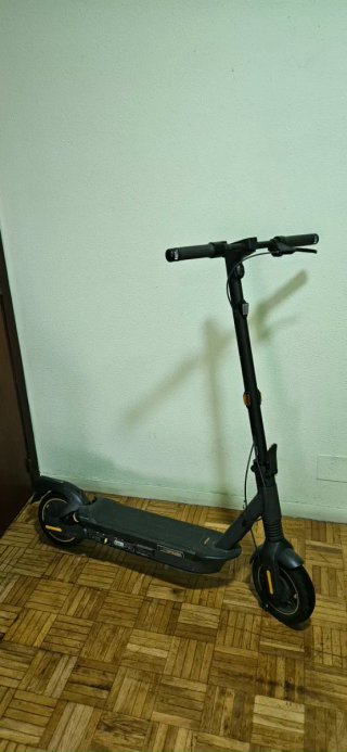 Patinete eléctrico negro. PRECIO NEGOCIABLE