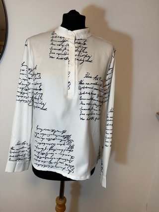 Camisa blanca estampada con letras