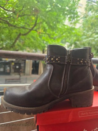 Botines marrones con tachuelas