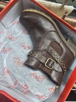 Botines marrones con tachuelas