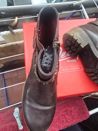 Botines marrones con tachuelas