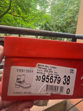 Botines marrones con tachuelas