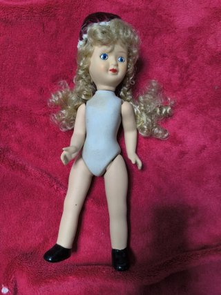 Muñeca de porcelana antigua rubia
