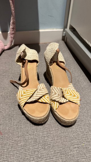 Cuñas de esparto beige con bordados