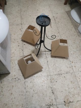 Lámpara de forja con pantallas de papel