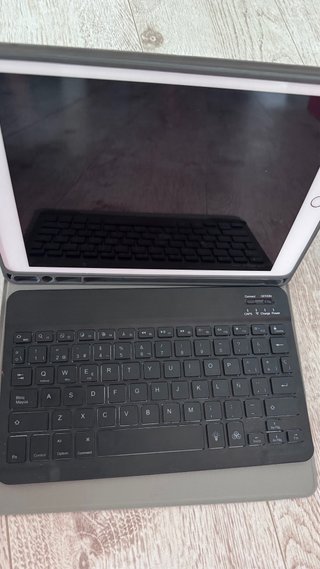 iPad 8ª generazione 32GB con custodia con tastiera