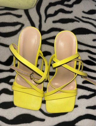 Sandalias de tacón amarillas