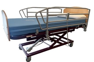 Cama geriátrica articulada con carro elevador.
