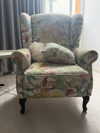 Sillón orejero estampado floral