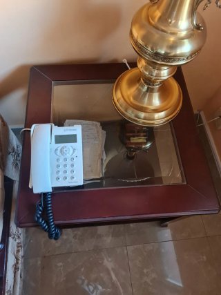 Mesa auxiliar de madera y cristal