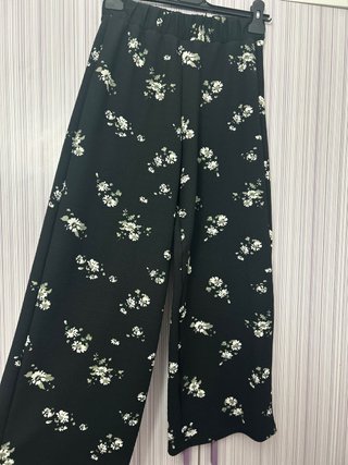 Pantalones negros con flores