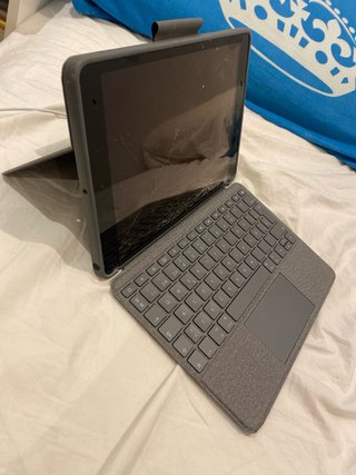 Custodia con tastiera Logitech Combo Touch per iPad