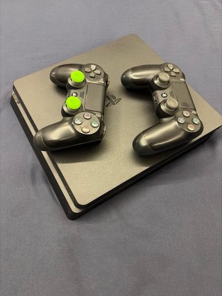 PlayStation 4 (PS4) con 2 controller